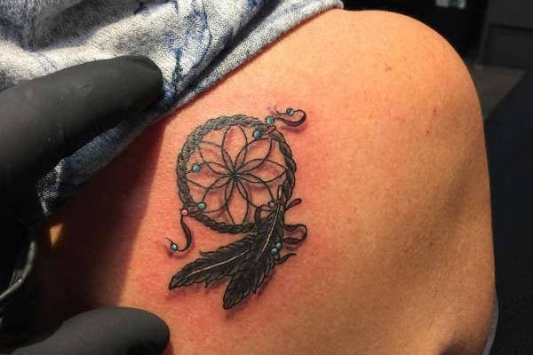 Goede Dromenvanger (dreamcatcher) tattoo: betekenis en 50 tattoo ideeën BQ-04