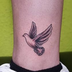 Duiven tattoo: betekenis en 26 ideeën